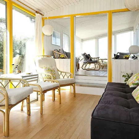 Two-bedroom Holiday In 1