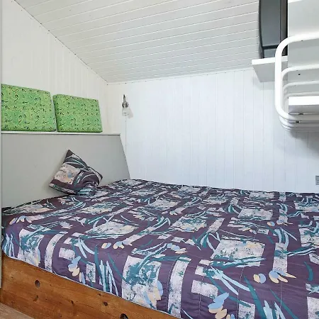 Two-bedroom Holiday In 1 *